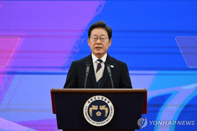 이재명 대통령이 4일 서울 여의도 국회에서 열린 제21대 대통령 취임선서식에서 '국민께 드리는 말씀' 연설을 하고 있다. [연합뉴스]